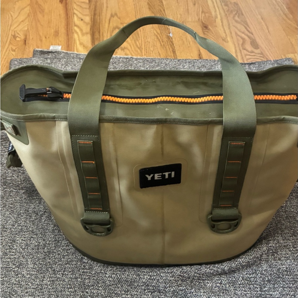 YETI Tan & Olive Ranger cooler Bag - Durable Men's Carryall - Picture 8 of 13